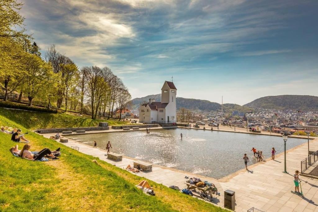 Leilighet I Bergens Vakreste Gate - Nydelig Utsikt Over Innseilingen Til Bergen! Exterior foto